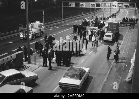 Blocco del tunnel IJ da parte della vigili del fuoco in protesta contro i salari congelare Descrizione: Vigili del fuoco sulla strada di fronte al tunnel Data: 16 dicembre 1982 Località: Amsterdam, Noord-Holland Parole Chiave: Dimostrazioni, tagli, blocchi, gallerie Foto Stock