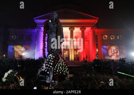 Bucarest, Romania - 15 gennaio 2020: Bandiera rumena proiettata sull'immagine Athenaeum e Mihai Eminescu (la sua statua in primo piano) durante la poe Foto Stock