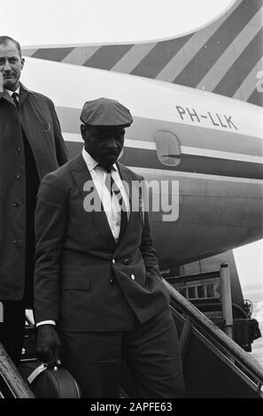 La squadra di calcio brasiliana di Parigi è arrivata a Schiphol. Pele Data: 29 aprile 1963 Località: Noord-Holland, Schiphol Parole Chiave: Calcio, squadre, sport Foto Stock