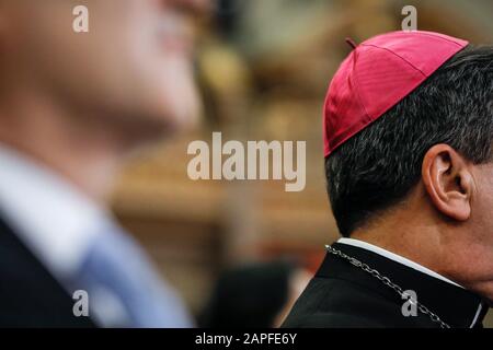 Dettagli con uno zucchetto - un piccolo, emisferico, forma-adatta skullcap ecclesiastico indossato dai chierici di varie chiese cattoliche sulla testa di A. Foto Stock