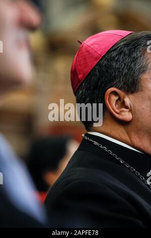 Dettagli con uno zucchetto - un piccolo, emisferico, forma-adatta skullcap ecclesiastico indossato dai chierici di varie chiese cattoliche sulla testa di A. Foto Stock