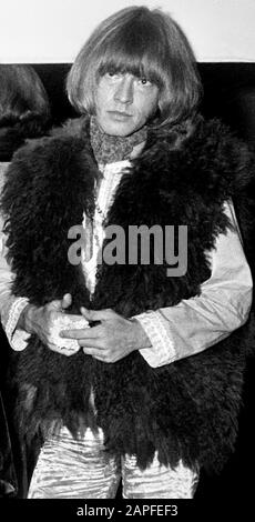 Brian Jones dei Rolling Stones al Concertgebouw di Amsterdam, 1 settembre 1967. Questa è una versione dettagliata e ritoccata dell'immagine originale dell'Archivio Nazionale. E 'stato preso durante un incontro con Maharish Makesh Yogi. Brian Jones dei Rolling Stones al Concertgebouw di Amsterdam, 1 settembre 1967. Questo è un dettaglio e una versione rielaborata della foto originale del Nationaal Archief. È stato registrato durante un incontro con Maharish Makesh Yogi; Foto Stock