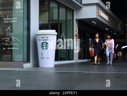 Bangkok, Thailandia-22 gennaio 2020: Le parole di closeup LASCIANO ANDARE VERDE sul modello di tazza grande starbucks che si trova davanti al negozio al centro commerciale siam Square Foto Stock