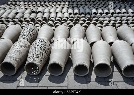 Vasi fatti a mano che si asciugano al sole di fronte alla ceramica nera del centro di Marginea, famosa per la sua antica tecnica di combustione nel villaggio di Marginea, Romania Foto Stock