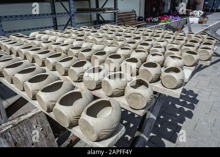 Vasi fatti a mano che si asciugano al sole di fronte alla ceramica nera del centro di Marginea, famosa per la sua antica tecnica di combustione nel villaggio di Marginea, Romania Foto Stock