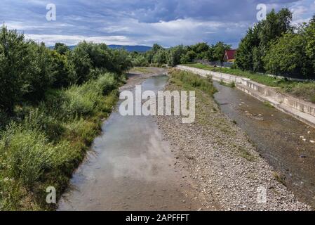 Fiume Sucevita nel villaggio di Marginea, famoso per la produzione di ceramiche nere, situato nella contea di Suceava, Romania Foto Stock