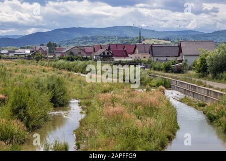 Fiume Sucevita nel villaggio di Marginea, famoso per la produzione di ceramiche nere, situato nella contea di Suceava, Romania Foto Stock