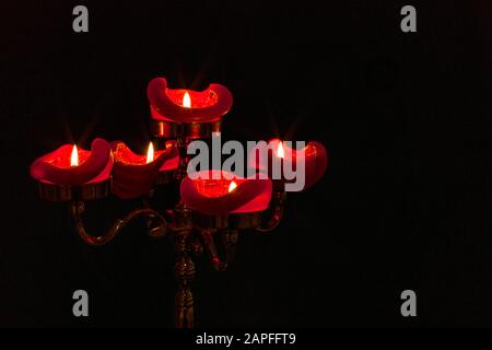 Cinque candele sulla cima di un candelabro con cinque candele pilastro. Foto Stock