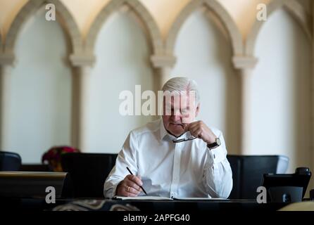 Gerusalemme, Israele. 23rd Gen 2020. Il Presidente federale Frank-Walter Steinmeier si sta preparando nella sua suite al King David Hotel per il suo discorso al 5th World Holocaust Forum 'Remembering the Holocaust: Fighting Anti-Semism' a Yad Vashem. Il Presidente federale Steinmeier e sua moglie saranno in Israele per due giorni in occasione della commemorazione della liberazione del campo di concentramento di Auschwitz 75 anni fa. Credito: Bernd Von Jutrczenka/Dpa/Alamy Live News Foto Stock