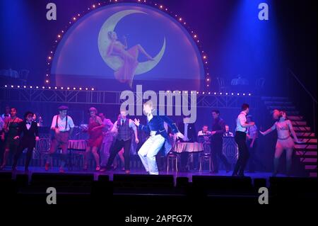 Colonia, Germania. 22nd Gen 2020. Gli artisti del musical ' Berlin Berlin ' ballano e cantano sul palco durante una rassegna stampa per la prima NRW nel Cologne Musical Dome. Attore principale : Martin Bermoser come 'Ammiraglio' Nina Janke come 'marlene' Dominique Jackson come 'Josephine Credit: Horst Galuschka/dpa/Alamy Live News Foto Stock