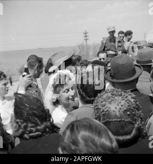 Israele 1948-1949: Matrimoni a Lag BaoMer Descrizione: Sposa tra gli ospiti del matrimonio, presumibilmente in Haifa Annotazione: Lag BaoMer (anche Lag Baomer, Lag BaoMer, Lag B'Omer) è un giorno in cui tradizionalmente i matrimoni sono conclusi Data: 1948 Località: Haifa, Parole Chiave Israele: Matrimoni, matrimoni, feste religiose Foto Stock