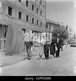 Israele 1948-1949: Matrimoni a Lag BaoMer Descrizione: Coppia nuziale e parenti a piedi sulla loro strada di casa, presumibilmente in Haifa Annotazione: Lag BaoMer (anche Lag Baomer, Lag BaoMer, Lag B'Omer) è un giorno in cui tradizionalmente molti matrimoni sono conclusi Data: 1948 posizione: Haifa, Israele Parole Chiave: Matrimoni, matrimoni, feste religiose, pedoni Foto Stock