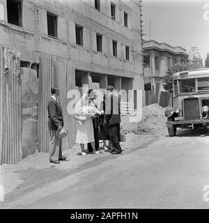 Israele 1948-1949: Matrimoni a Lag BaoMer Descrizione: Coppia nuziale e parenti a piedi sulla loro strada di casa, presumibilmente in Haifa Annotazione: Lag BaoMer (anche Lag Baomer, Lag BaoMer, Lag B'Omer) è un giorno in cui tradizionalmente molti matrimoni sono conclusi Data: 1948 posizione: Haifa, Israele Parole Chiave: Matrimoni, matrimoni, feste religiose, pedoni Foto Stock