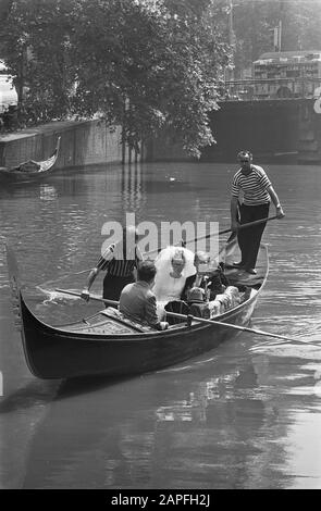 Coppia nuziale Klene Van Stelten fatto un giro in gondola attraverso i canali di Amsterdam Data: 1 luglio 1968 Parole Chiave: Cantini, coppie nuziali, tour Foto Stock