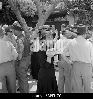 Israele 1948-1949: Matrimoni a Lag BaoMer Descrizione: Gli ospiti di nozze sono offerti cibo e bevande, presumibilmente in Haifa Annotazione: Lag BaoMer (anche Lag Baomer, Lag BaoMer, Lag B'Omer) è un giorno in cui tradizionalmente molti matrimoni sono conclusi Data: 1948 posizione: Haifa, Israele Parole Chiave: Matrimoni, bevande, matrimoni, matrimoni, matrimoni, feste religiose, cibo Foto Stock