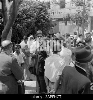 Israele 1948-1949: Matrimoni a Lag BaoMer Descrizione: Nozze ospiti con una sposa in background, presumibilmente in Haifa Annotazione: Lag BaoMer (anche Lag Baomer, Lag BaoMer, Lag B'Omer) è un giorno in cui tradizionalmente molti matrimoni sono conclusi Data: 1948 posizione: Haifa, Israele Parole Chiave: Matrimoni, matrimoni, matrimoni, feste religiose Foto Stock