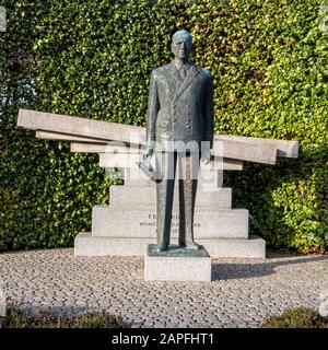 Statua bronzea di Re Frederik IX di Danimarca dello scultore Knud Nellemose nel Parco Langelinie, Copenaghen, Danimarca Federico fu re dal 1947 al 1972. Foto Stock