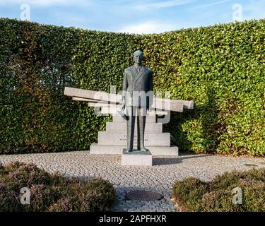 Statua bronzea di Re Frederik IX di Danimarca dello scultore Knud Nellemose nel Parco Langelinie, Copenaghen, Danimarca Federico fu re dal 1947 al 1972. Foto Stock