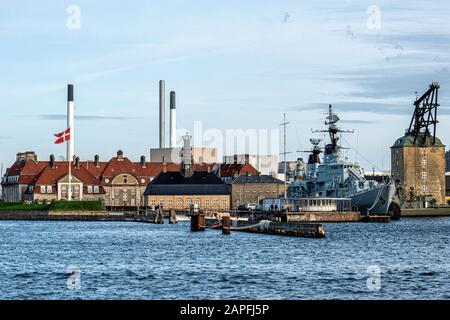 Copenhagen Nyholm. Base navale con centrale Guardhouse, fregata Peder Skram e vecchia gru a palo. Nyholm Central Guardhouse è un edificio in stile barocco Foto Stock