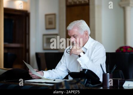 Gerusalemme, Israele. 23rd Gen 2020. Il Presidente federale Frank-Walter Steinmeier si sta preparando nella sua suite al King David Hotel per il suo discorso al 5th World Holocaust Forum 'Remembering the Holocaust: Fighting Anti-Semism' a Yad Vashem. Il Presidente federale Steinmeier e sua moglie saranno in Israele per due giorni in occasione della commemorazione della liberazione del campo di concentramento di Auschwitz 75 anni fa. Credito: Bernd Von Jutrczenka/Dpa/Alamy Live News Foto Stock