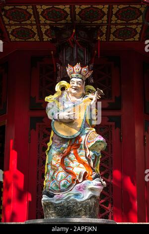 Hongkong, Cina - Novembre 2019: Scultura classica, tradizionale, cinese nel Tempio di Wong Tai Sin, un punto di riferimento storico a Hong Kong Foto Stock