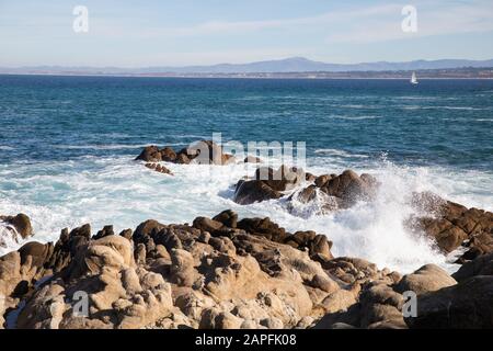 Grandi Onde si infrangono sulle rocce nel Perkins Park, Pacific Grove, California, USA Foto Stock