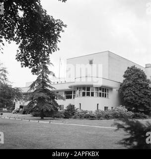 Navigazione sul Reno, reportage sul vivere e lavorare a bordo di una nave del Reno Descrizione: Bundeshaus a Bonn Data: 1 aprile 1955 Ubicazione: Bonn, Germania, Germania occidentale Parole Chiave: Edifici del Parlamento, sculture della città Foto Stock