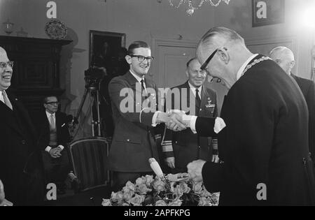 Dichiarazione di nascita principe Maurits da parte del signor. Pieter van Vollenhoven Descrizione: Mayor De Ranitz si congratula con il Sig. Pieter van Vollenhoven, Left L. Beel, vice-presidente del Consiglio di Stato, ha lasciato B.A. Wolff, comandante delle forze aeree, appena visibile alderman J. de Nooy Data: 22 aprile 1968 Località: Utrecht (città) Parole Chiave: Sindaci, nascite, principi Nome personale: Beel, L.J.M., Ranitz, J.A. de, Vollenhoven, Pieter van, Wolff, A.B. Foto Stock