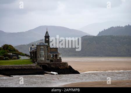 Grande casa accanto Afon Mawddach, estuario di Mawddach, Barmouth, Galles Foto Stock