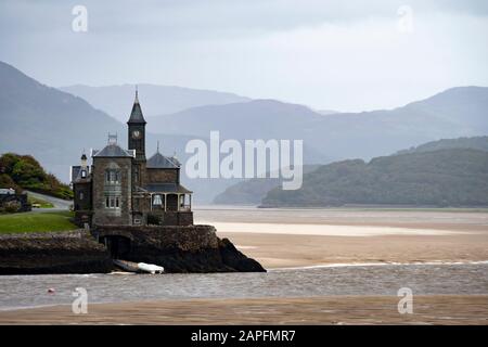 Grande casa accanto Afon Mawddach, estuario di Mawddach, Barmouth, Galles Foto Stock