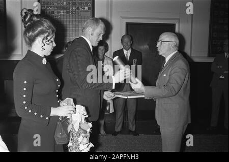 Il sindaco Samkalden onora il campione del mondo judo Wim Ruska e il campione del mondo ciclismo linea Loeveseijn al Municipio Amsterdam Data: 14 settembre 1971 Località: Amsterdam, Noord-Holland Parole Chiave: Giornalisti, sindaci, sale, campioni del mondo Nome personale: Ruska, Wim Foto Stock