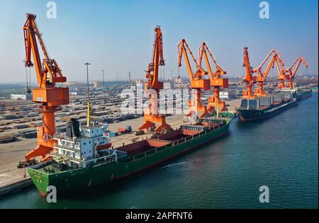 (200123) -- DAVOS, 23 gennaio 2020 (Xinhua) -- Foto aerea scattata il 27 agosto 2019 mostra le navi da carico in un molo del porto di Wenfeng in Cina (Hebei) zona pilota di libero scambio Caofeidian nella provincia di Hebei della Cina settentrionale. (Xinhua/Yang Shiyao) Foto Stock