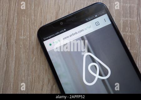 Sito web Airbnb visualizzato su uno smartphone moderno Foto Stock