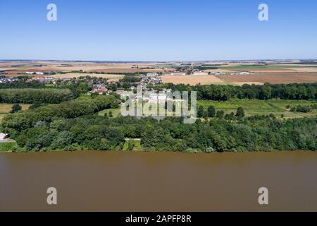 Francia, Loir et Cher, Saint Denis sur Loire, il villaggio e Saint Denis sur Loire castello e giardino, la Loira di fronte // Francia, Loir-et-Cher (41), Foto Stock