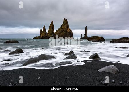 Formazioni rocciose di basalto Troll Troll Ttoes sulla spiaggia Nera vicino a Reynisdrangar, Vik, Islanda. Fotografia di paesaggio Foto Stock