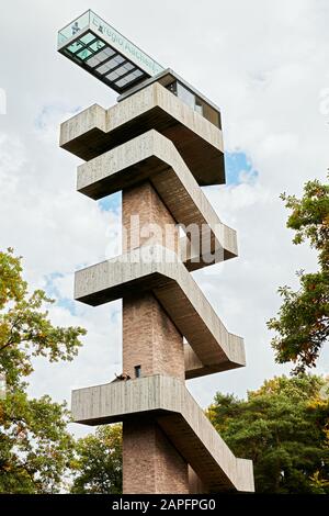 Vaals, Limburg, Paesi Bassi: Una donna che sventola sulla torre di osservazione di Wilhelmina al punto di tre paesi Germania Paesi Bassi Belgio Foto Stock