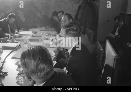 Il Sindaco Van Hall tiene una conferenza stampa sulla costruzione del tunnel IJ nel municipio, panoramica della conferenza stampa Data: 12 gennaio 1961 Parole Chiave: CASE cittadine, sindaci, conferenze stampa, Tunnel building Foto Stock