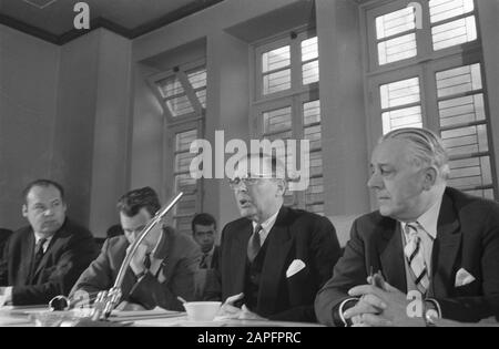 Il Sindaco Van Hall tiene una conferenza stampa sulla costruzione del tunnel IJ nel Municipio, il Sindaco Van Hall durante la conferenza stampa Data: 12 gennaio 1961 Parole Chiave: STADHOUSES, sindaci, conferenze stampa, costruzione del tunnel Foto Stock