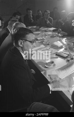 Il sindaco Van Hall tiene una conferenza stampa sulla costruzione del tunnel IJ nel municipio Data: 12 gennaio 1961 Parole Chiave: CASE cittadine, sindaci, conferenze stampa, edificio del tunnel Foto Stock