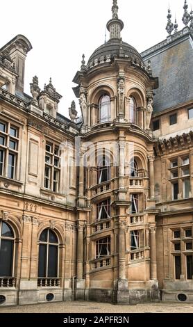 Vista più ampia della famosa scala a chiocciola vista come una caratteristica architettonica esterna sul Waddesdon Manor, ex casa di Ferdinando Rothschild. Drappeggi rossi. Foto Stock