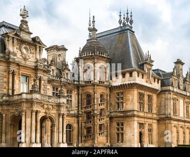 Vista spettacolare della famosa scala a chiocciola vista come una caratteristica architettonica esterna sul Waddesdon Manor, ex casa di Ferdinand Rothschild. Foto Stock