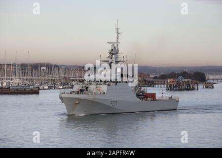 La nave da pattugliamento offshore di classe Royal Navy River HMS MEDWAY veleggia per i Caraibi Foto Stock