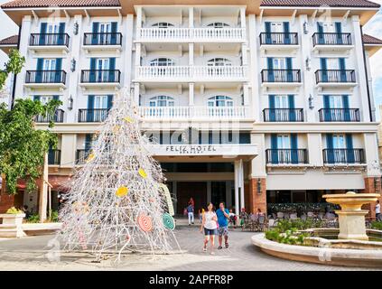 Isola di Boracay, Aklan, Filippine: Vista frontale che mostra l'ingresso del Feliz Hotel con la circostante plaza a D'Mall shopping Foto Stock