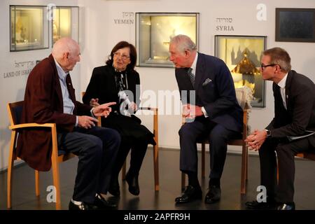 Il Principe di Galles (seconda a destra) incontra George Shefi e Marta Wise (a sinistra) in un ricevimento per i sopravvissuti all'Olocausto britannico al Museo d'Israele a Gerusalemme il primo giorno della sua visita in Israele e nei territori palestinesi occupati. Foto Stock