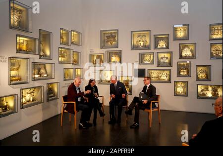 Il Principe di Galles (seconda a destra) incontra George Shefi e Marta Wise (a sinistra) in un ricevimento per i sopravvissuti all'Olocausto britannico al Museo d'Israele a Gerusalemme il primo giorno della sua visita in Israele e nei territori palestinesi occupati. Foto Stock