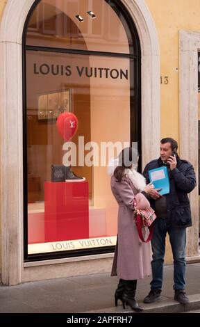 Coppia fuori dal negozio Louis Vuitton in via condotti a Roma Italia Foto Stock