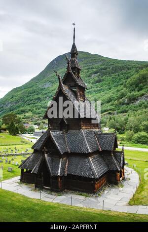 Antica chiesa di legno Borgund Stave, contea di Sogn og Fjordane, Norvegia. Fotografia di paesaggio Foto Stock