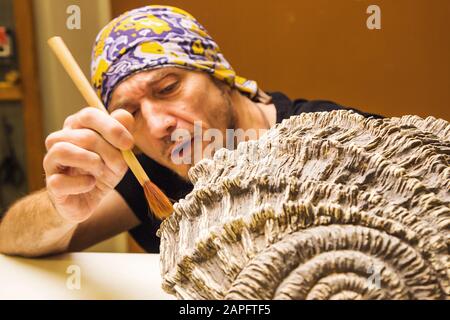 Potter artista finitura opere su nuova mano fatta tazza, concetto di piccola arte di affari, poco profondo debito di campo Foto Stock