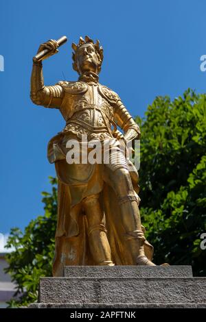 Jersey, ISOLE DEL CANALE - 08/06/2018: Statua in piombo dorato di Giorgio II scolpita nel 1751 da John Chere) in Piazza reale, St. Helier Foto Stock