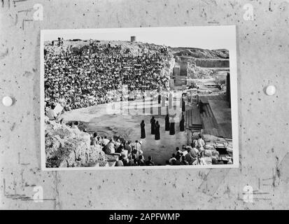 Israele 1964-1965: Cesarea, Archeologia Descrizione: Cesarea. L'anfiteatro parzialmente ricostruito dall'epoca romana durante lo spettacolo di un classico gioco con pubblico Annotazione: La foto mostra la situazione per la ricostruzione della parte superiore del teatro Data: 1964 posizione: Cesarea, Israele Parole Chiave: Teatro all'aperto, pubblico, rovine, compagnie teatrali Foto Stock